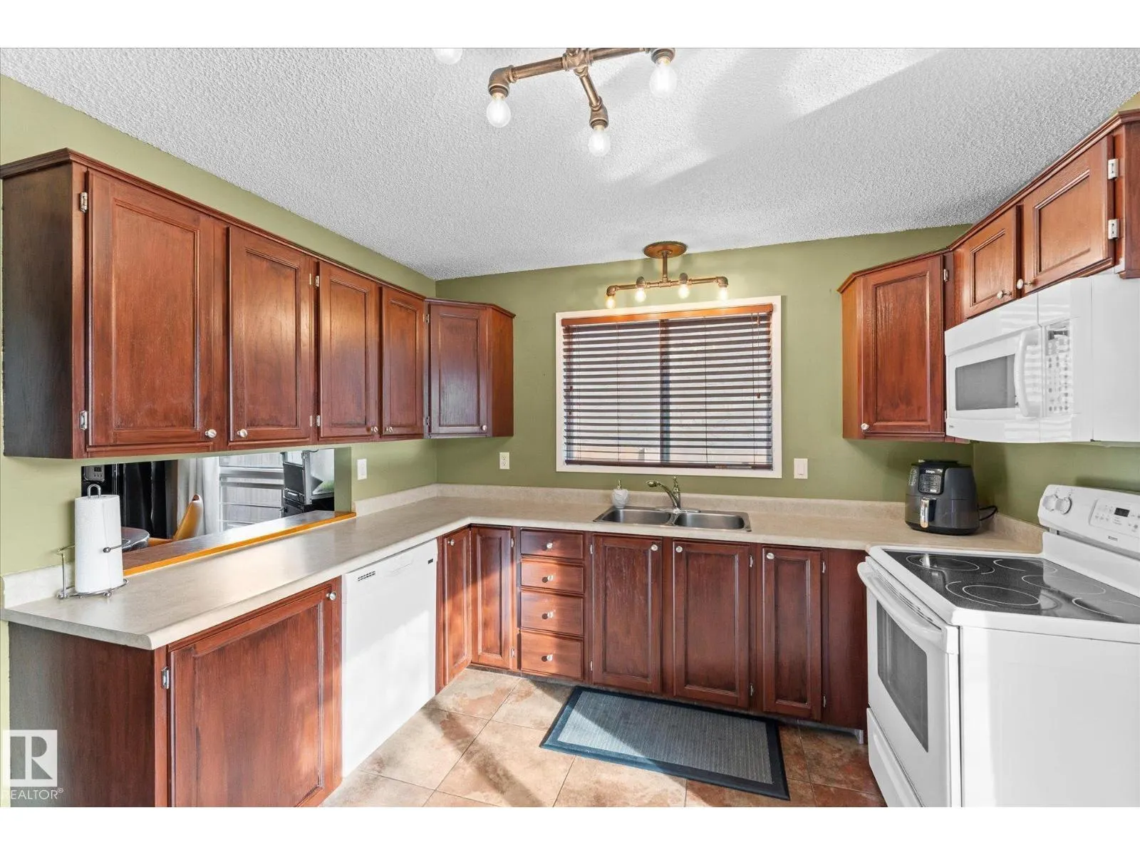 11907 164 AV NW NW