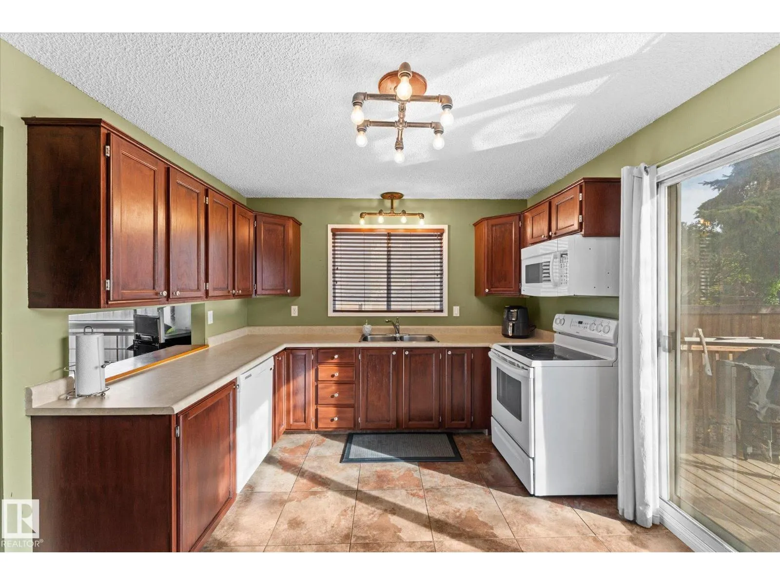 11907 164 AV NW NW