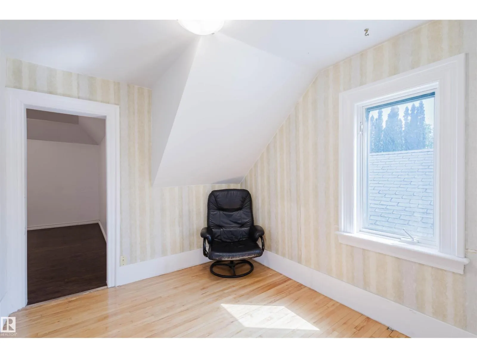 10942 88 AV NW