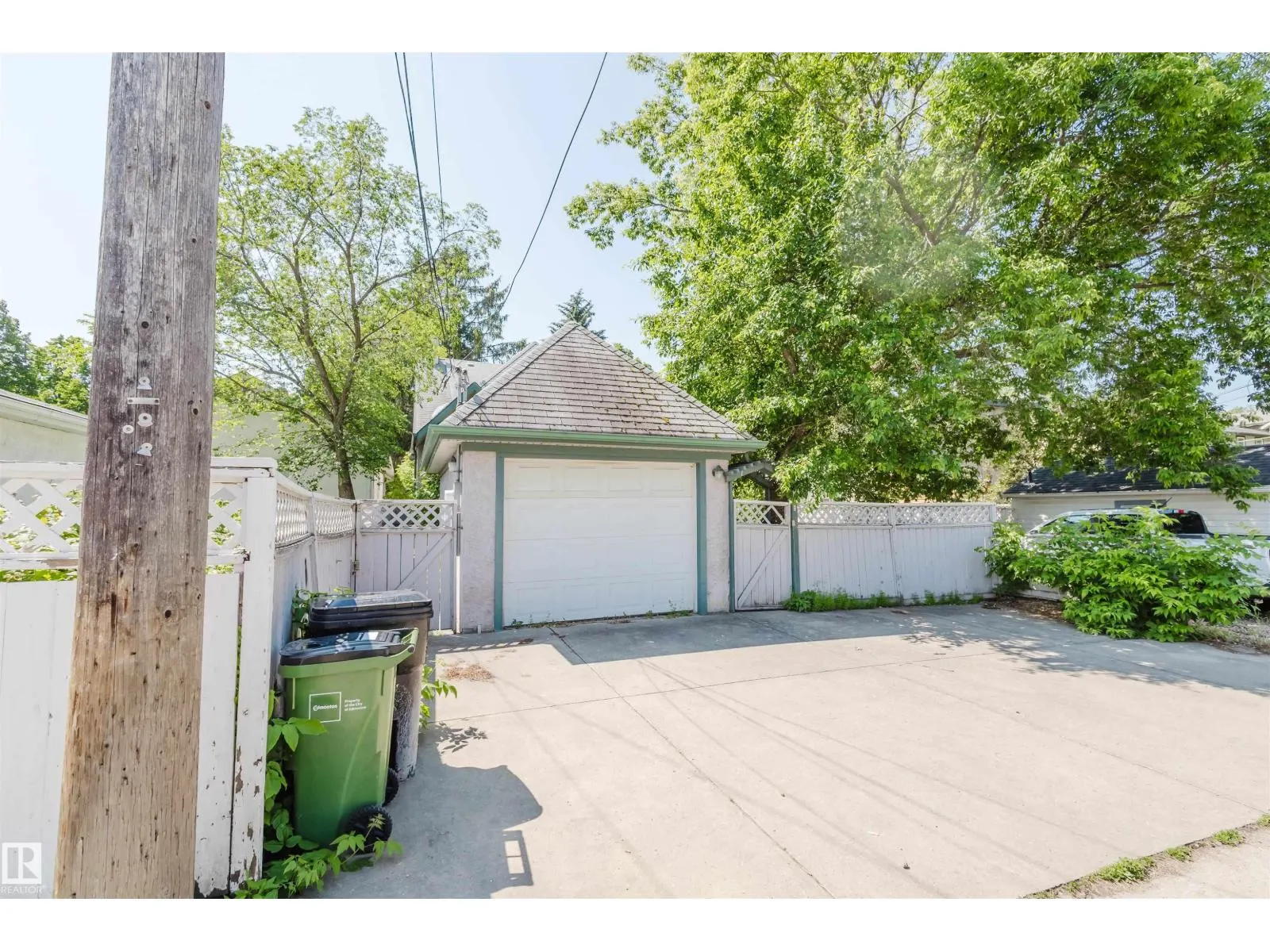 10942 88 AV NW