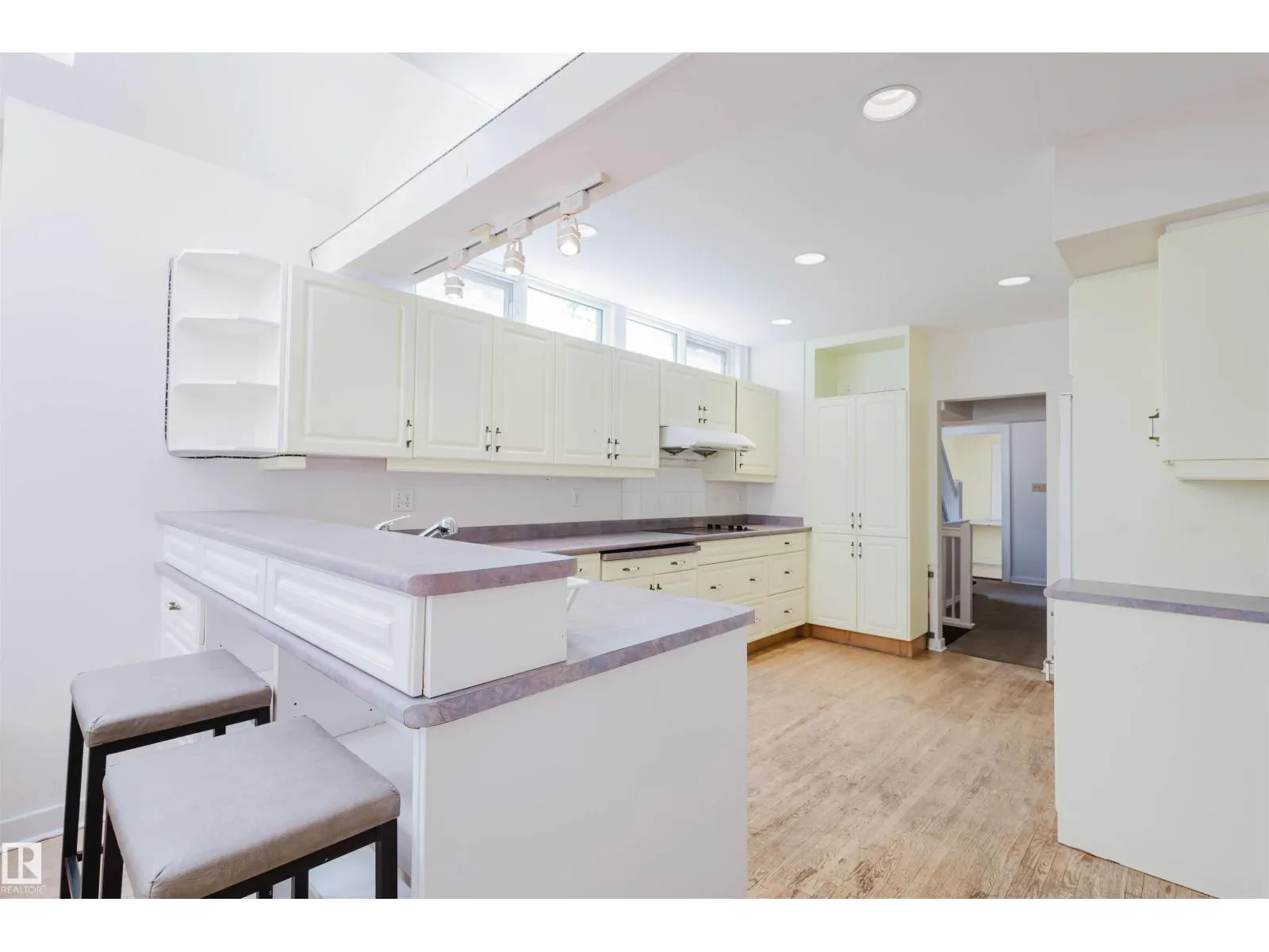 10942 88 AV NW