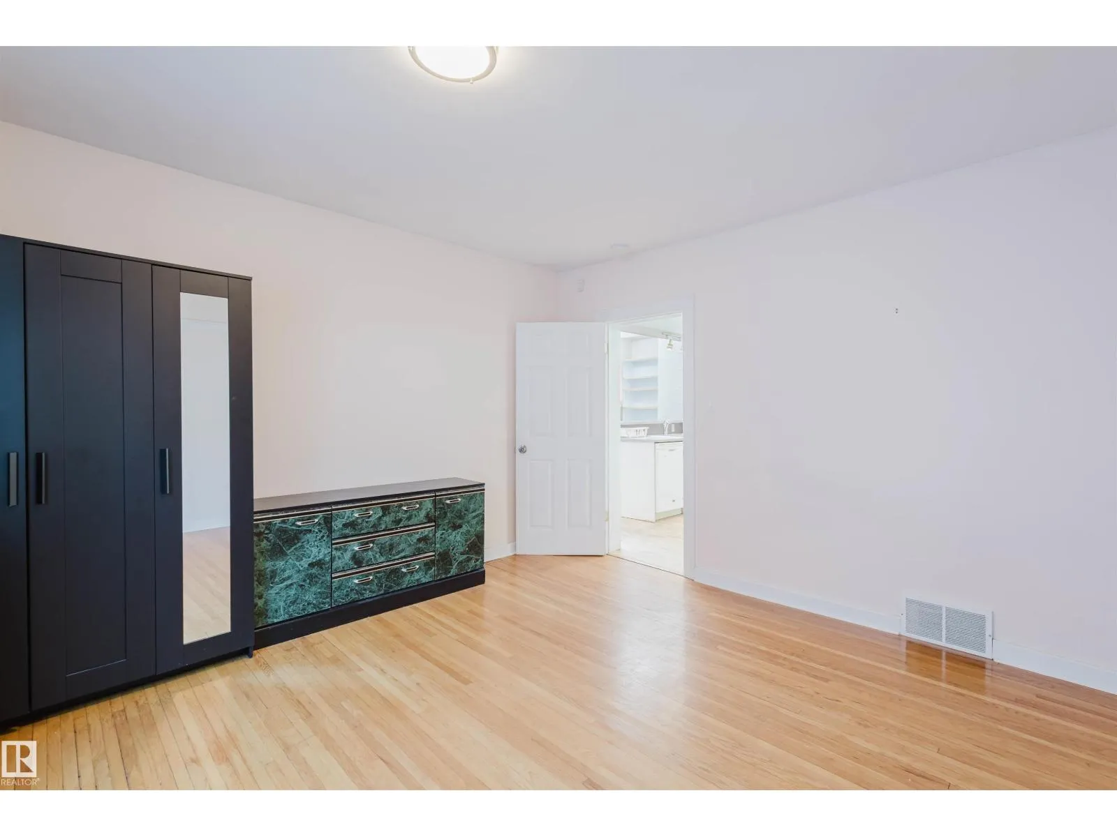 10942 88 AV NW