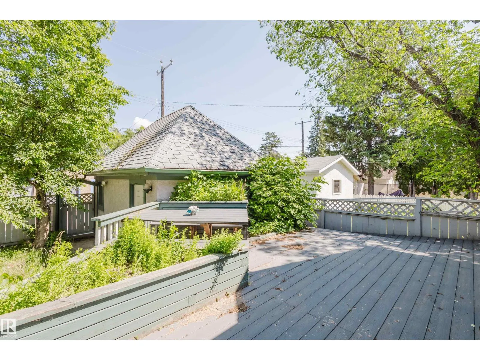 10942 88 AV NW