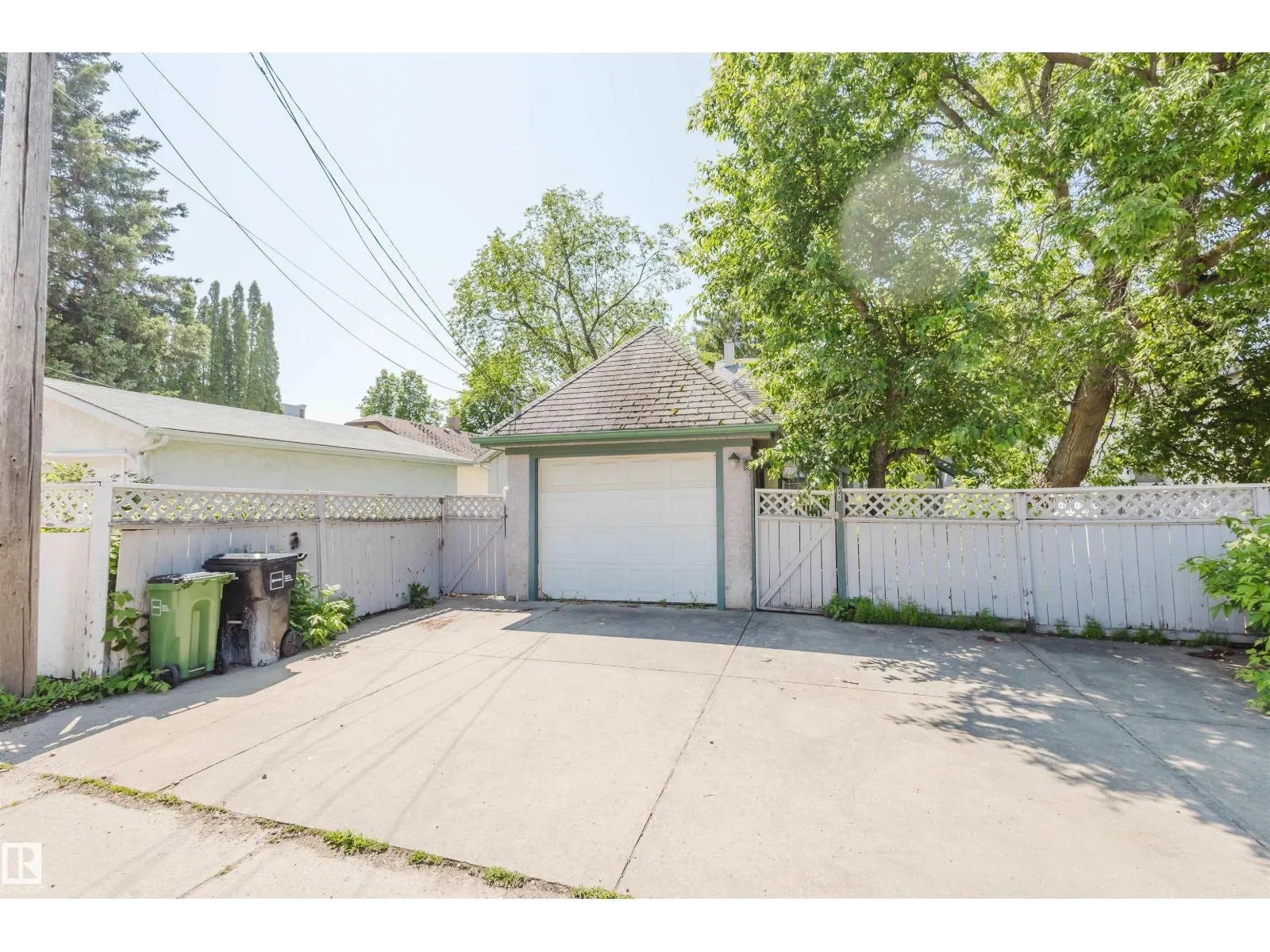 10942 88 AV NW