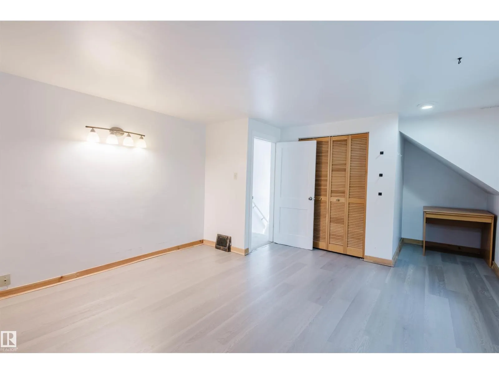 10942 88 AV NW