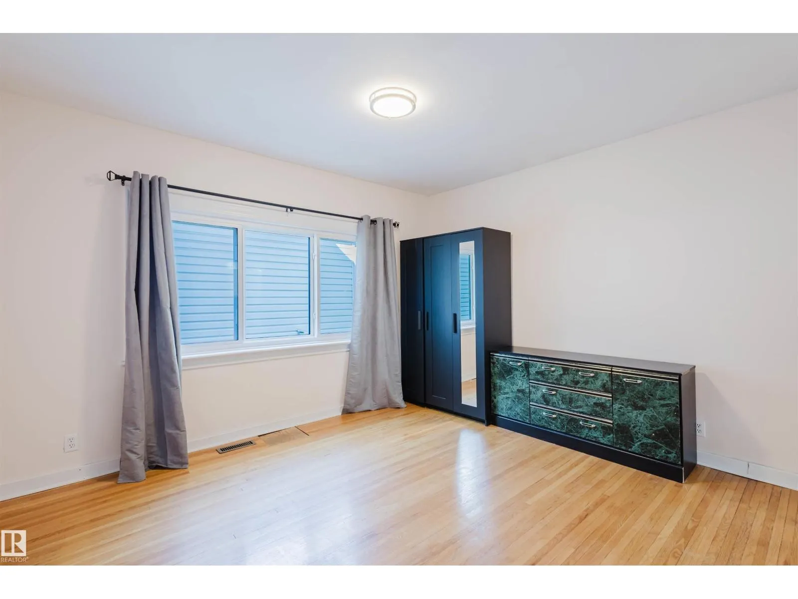 10942 88 AV NW