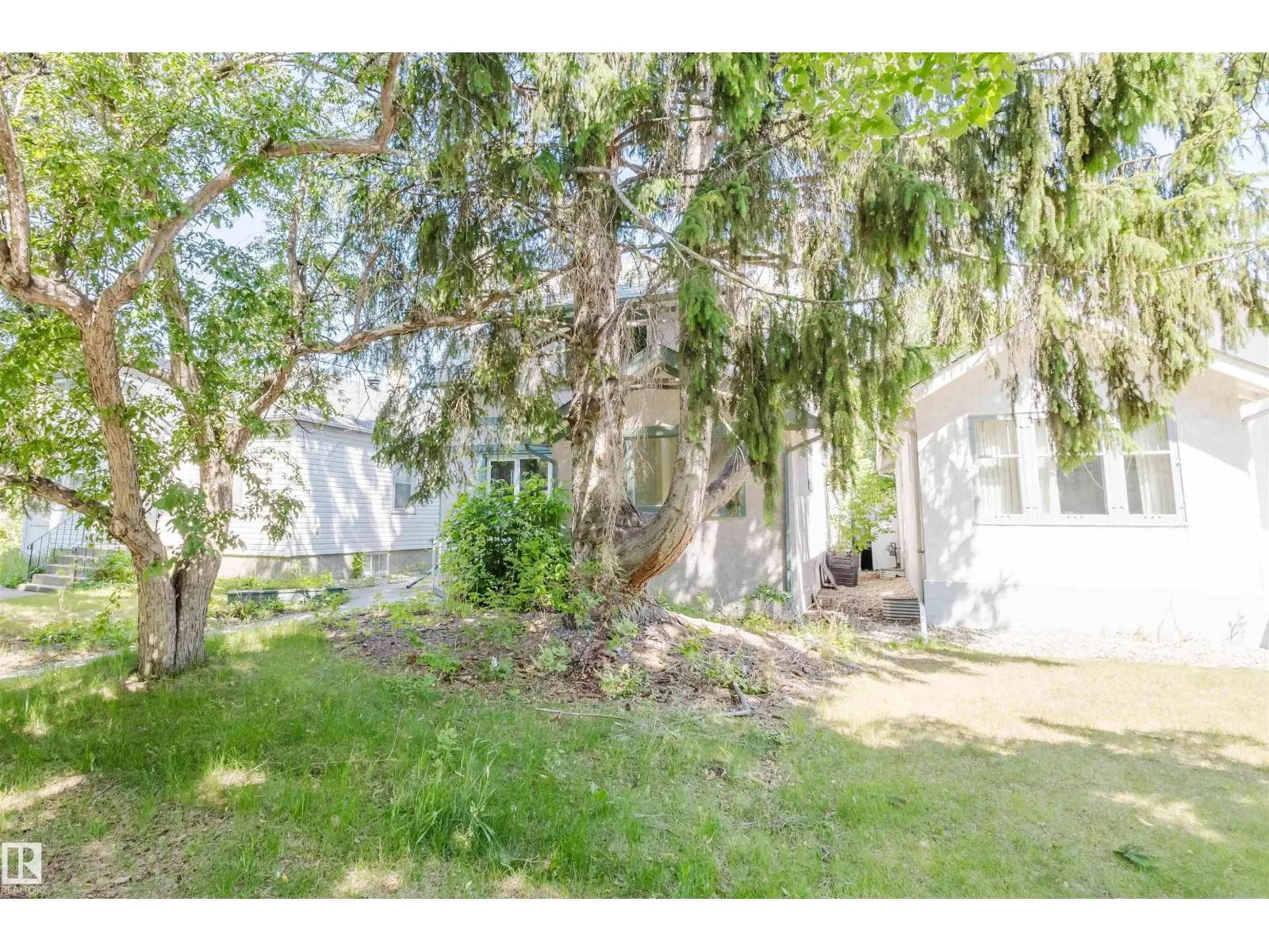 10942 88 AV NW