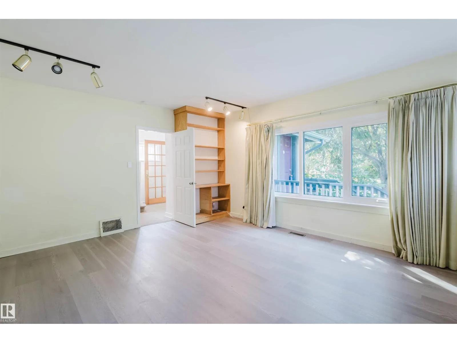 10942 88 AV NW