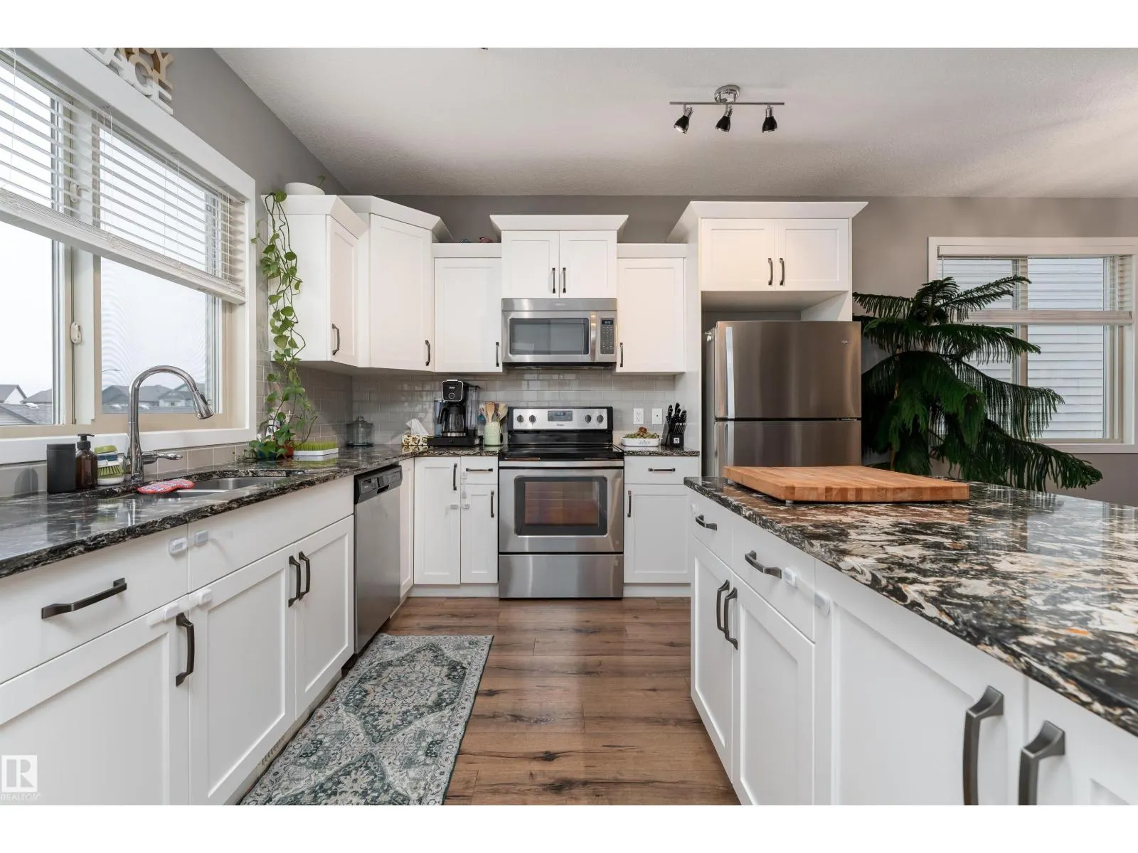 32 GREENBURY CL