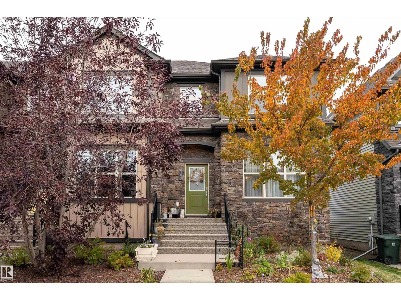 32 GREENBURY CL