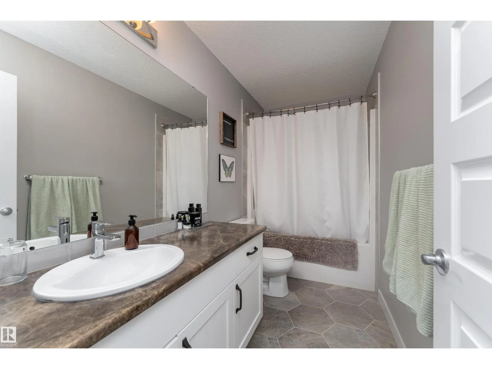 32 GREENBURY CL