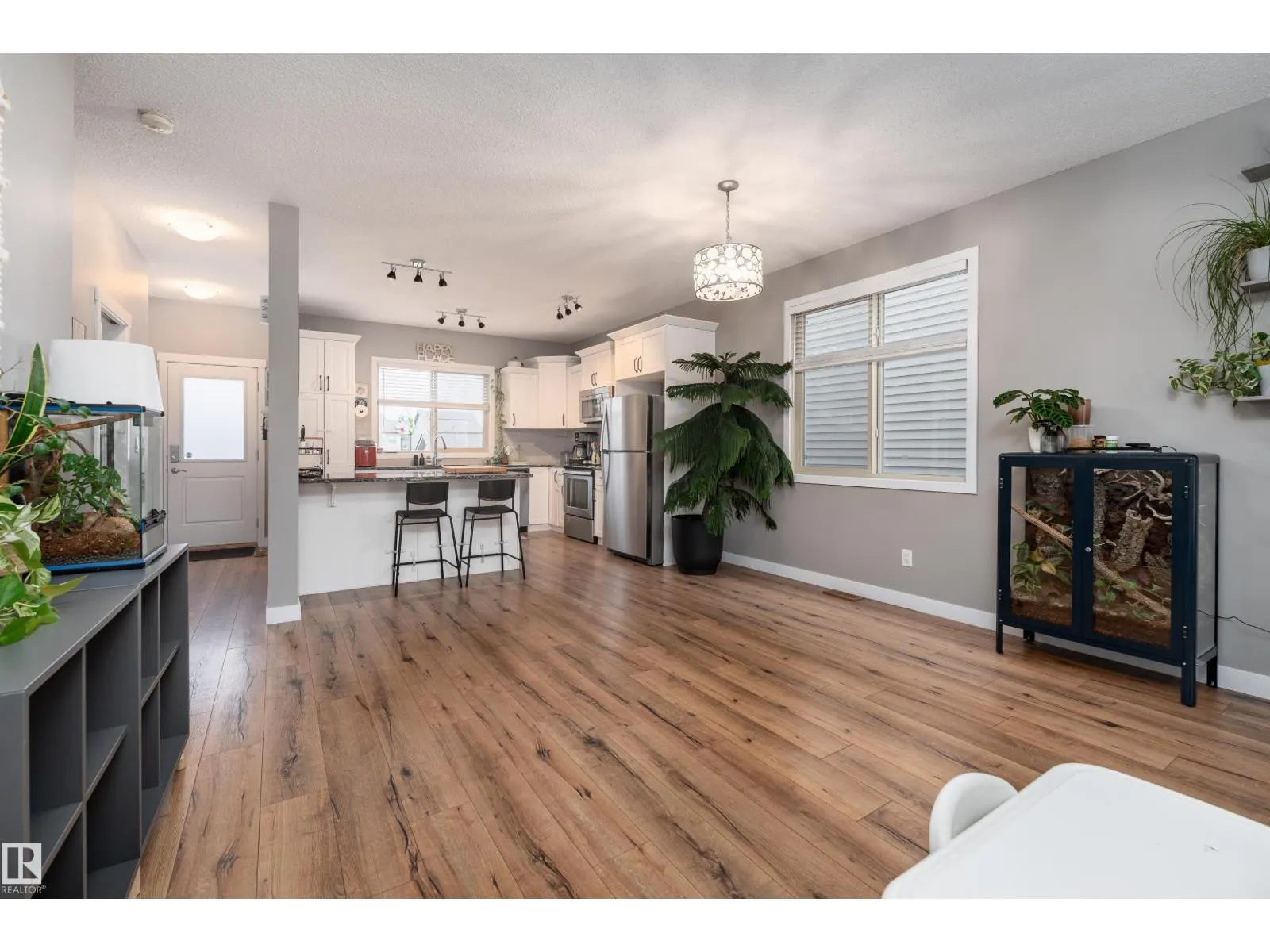 32 GREENBURY CL