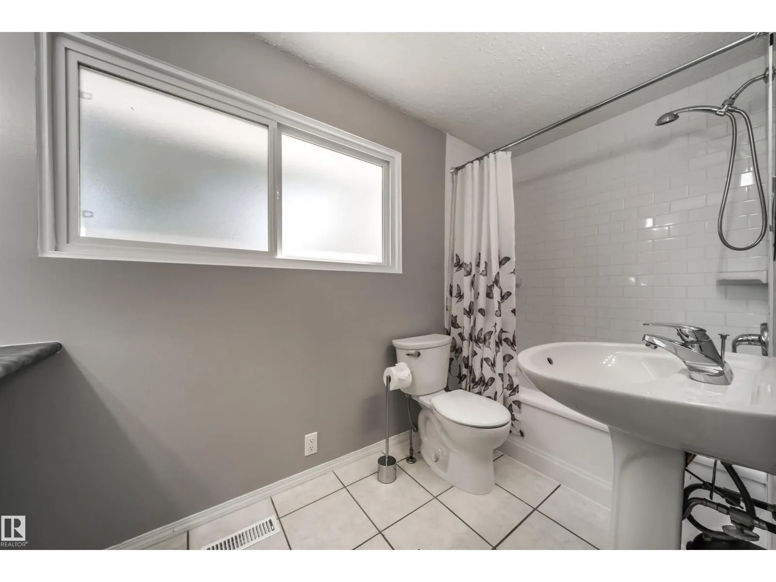 16 GRAHAM AV