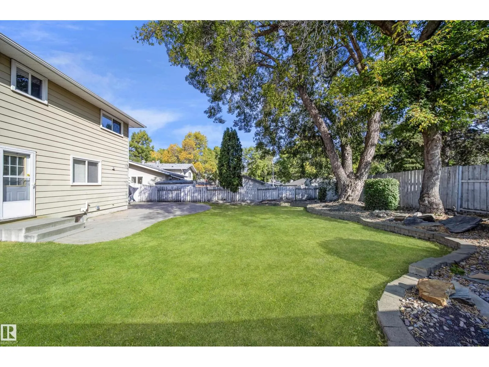 16 GRAHAM AV