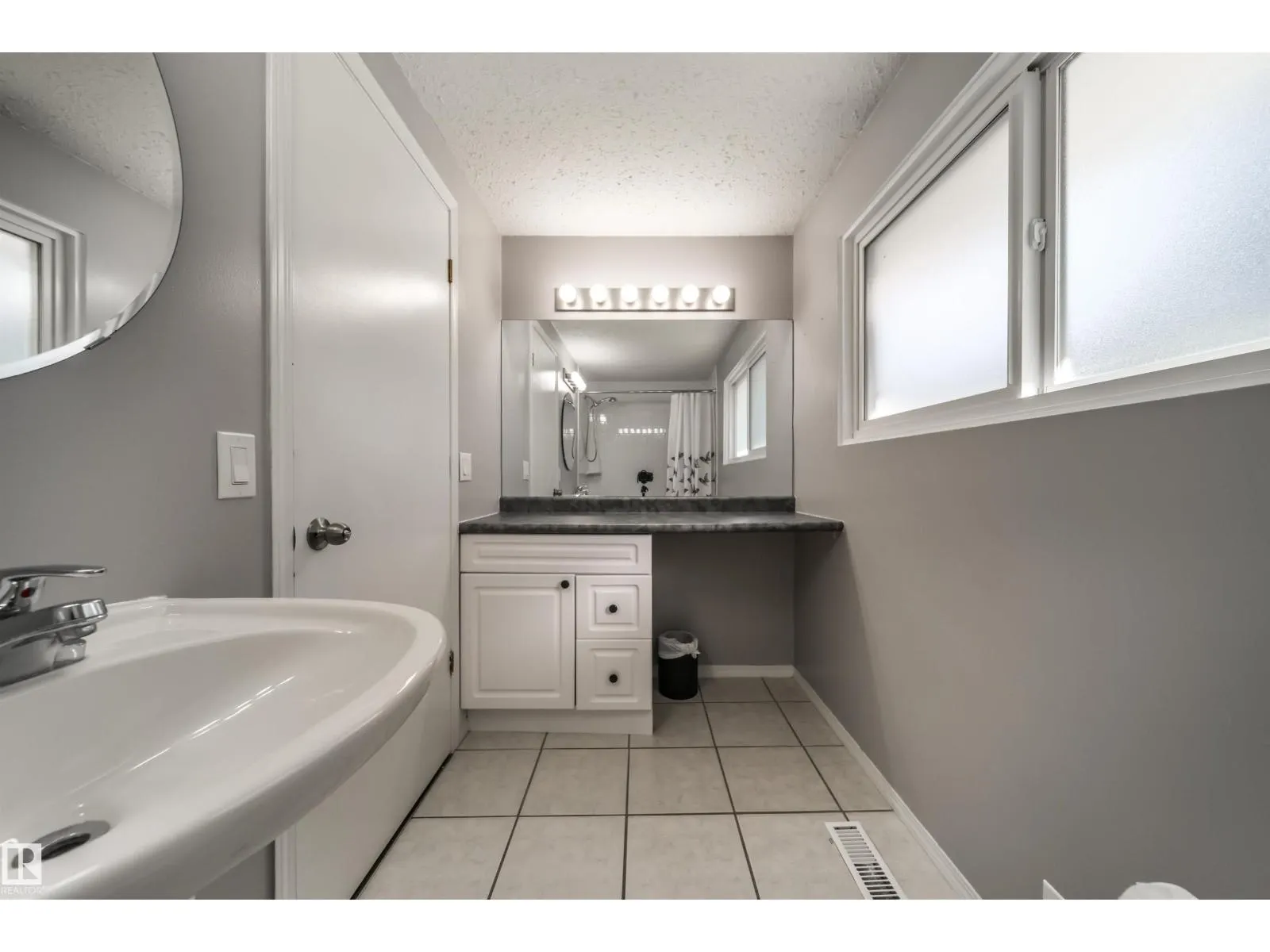 16 GRAHAM AV