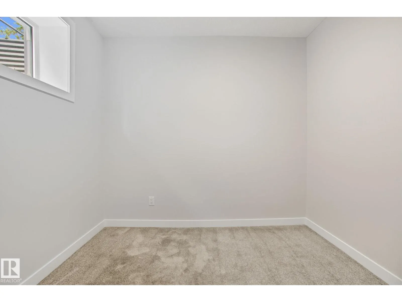 9009 153 ST NW