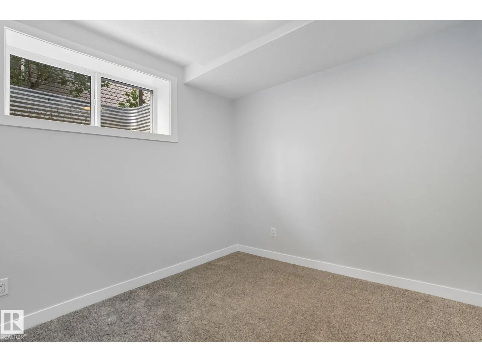 9009 153 ST NW