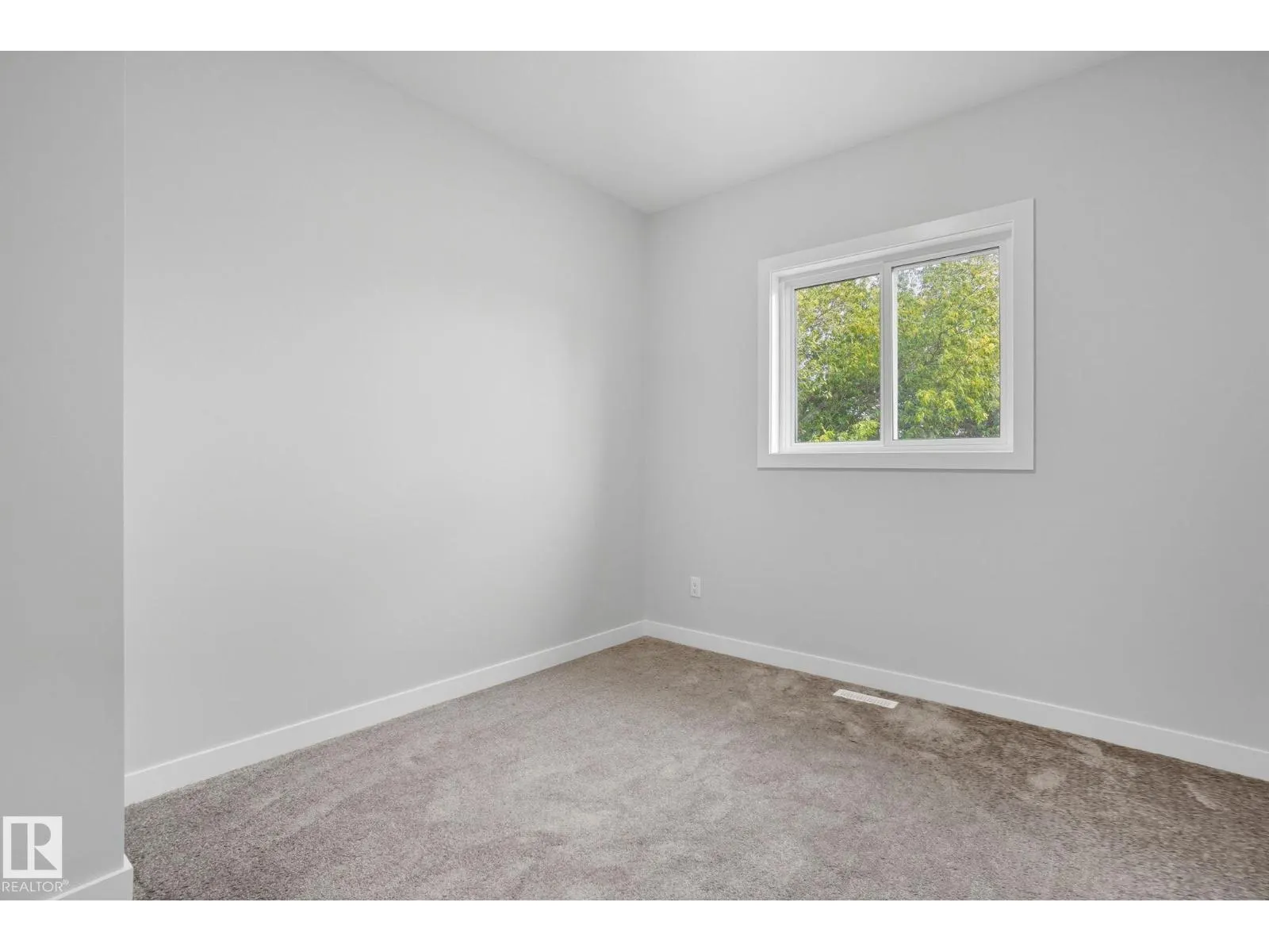 9009 153 ST NW
