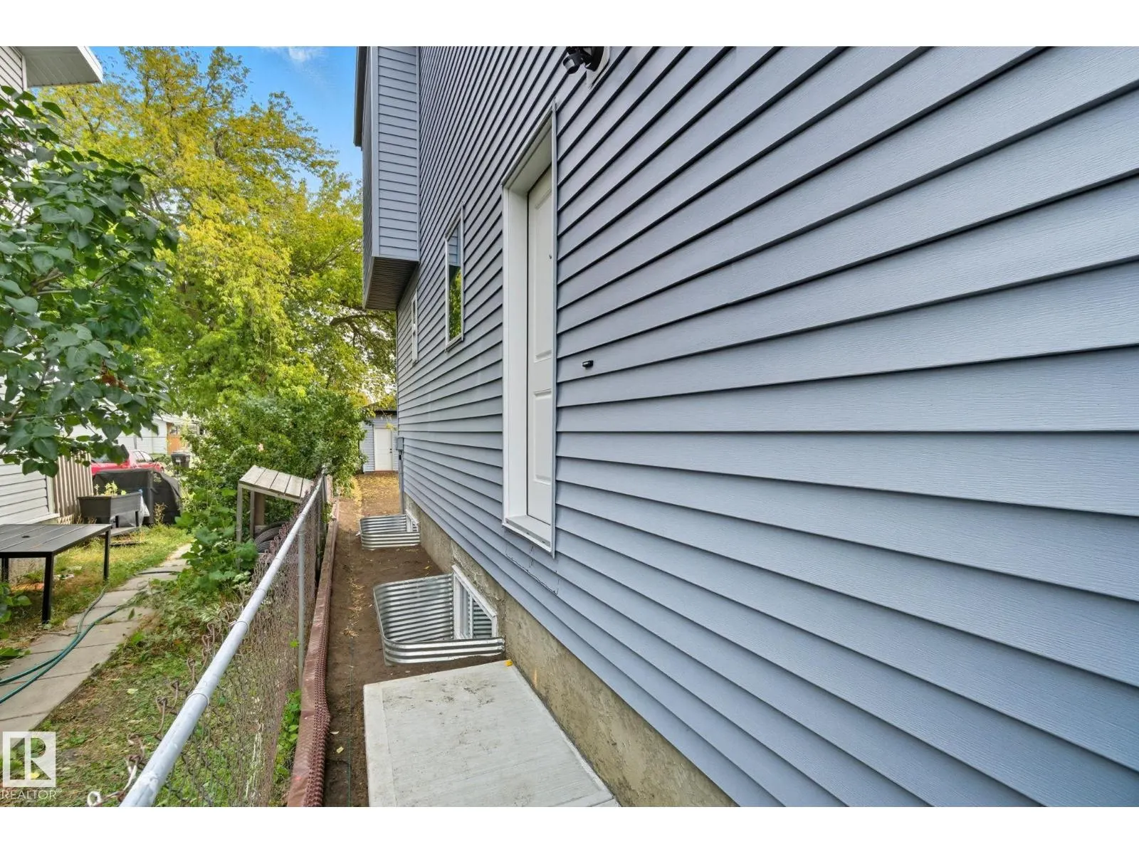 9009 153 ST NW