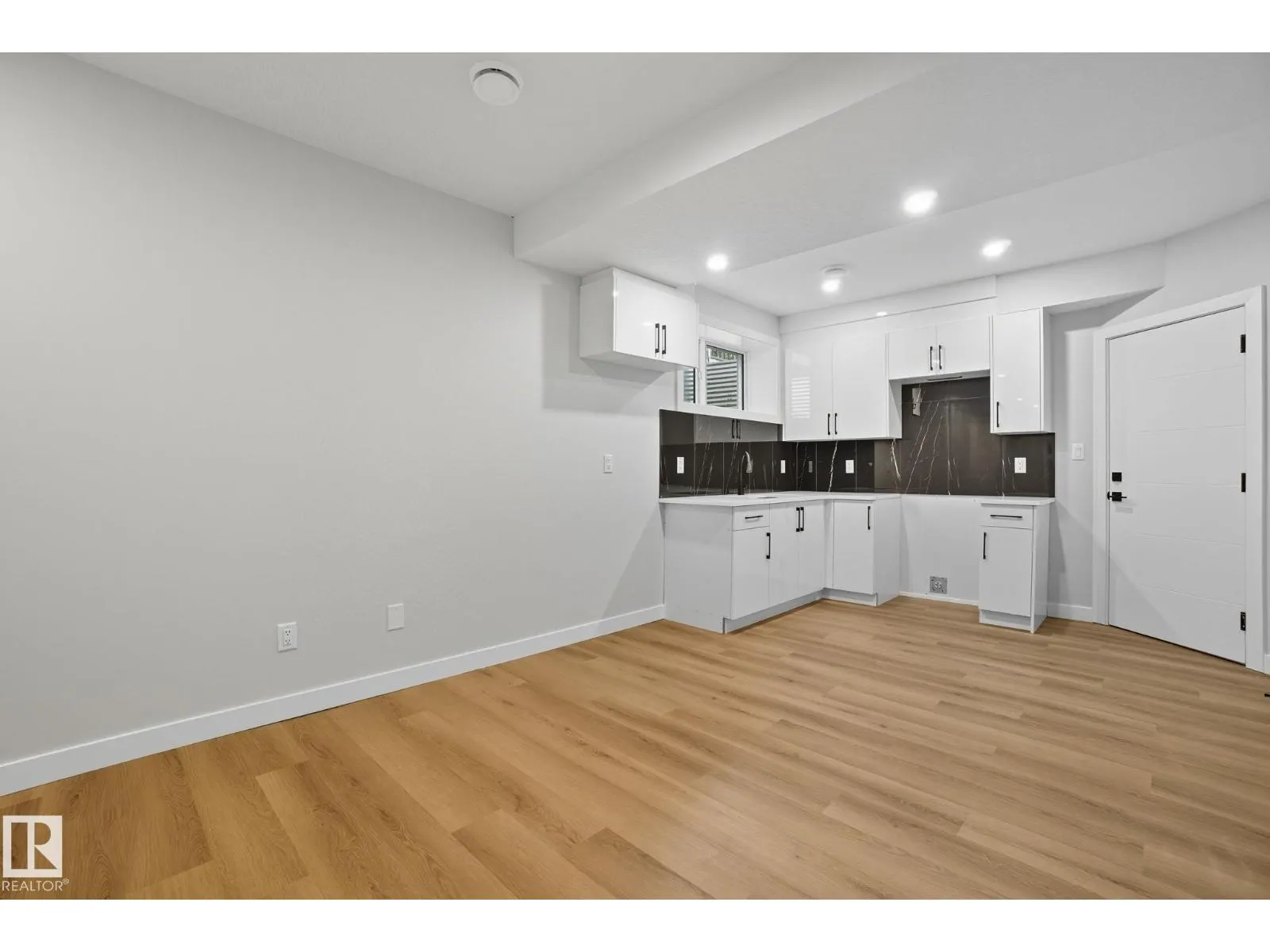 9009 153 ST NW