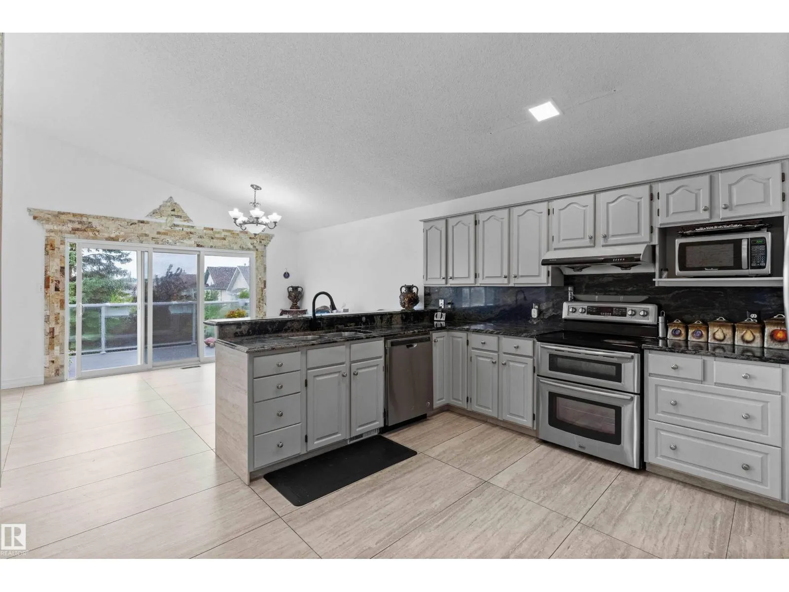 8712 160A AV NW