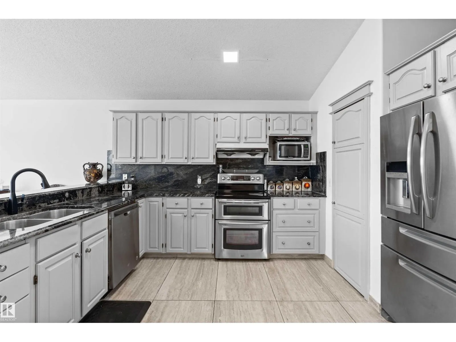 8712 160A AV NW