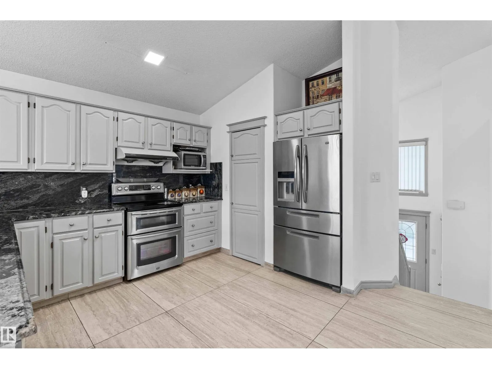 8712 160A AV NW