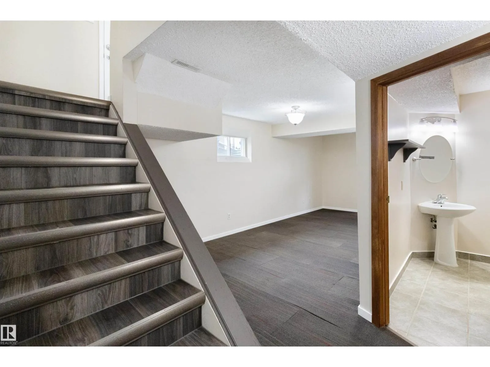 5008 56 ave
