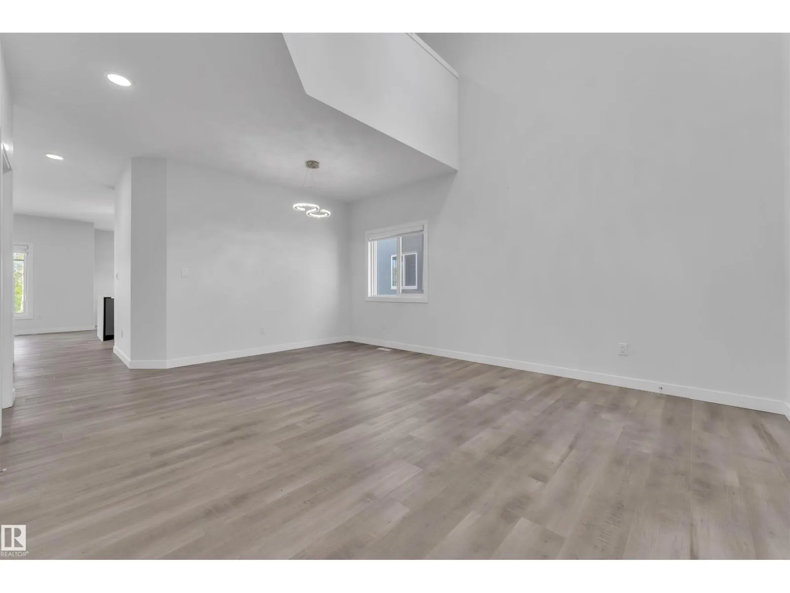 348 33 AV NW