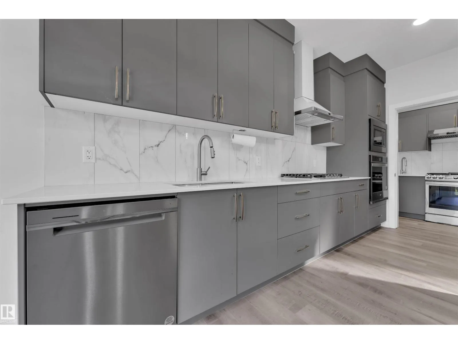 348 33 AV NW