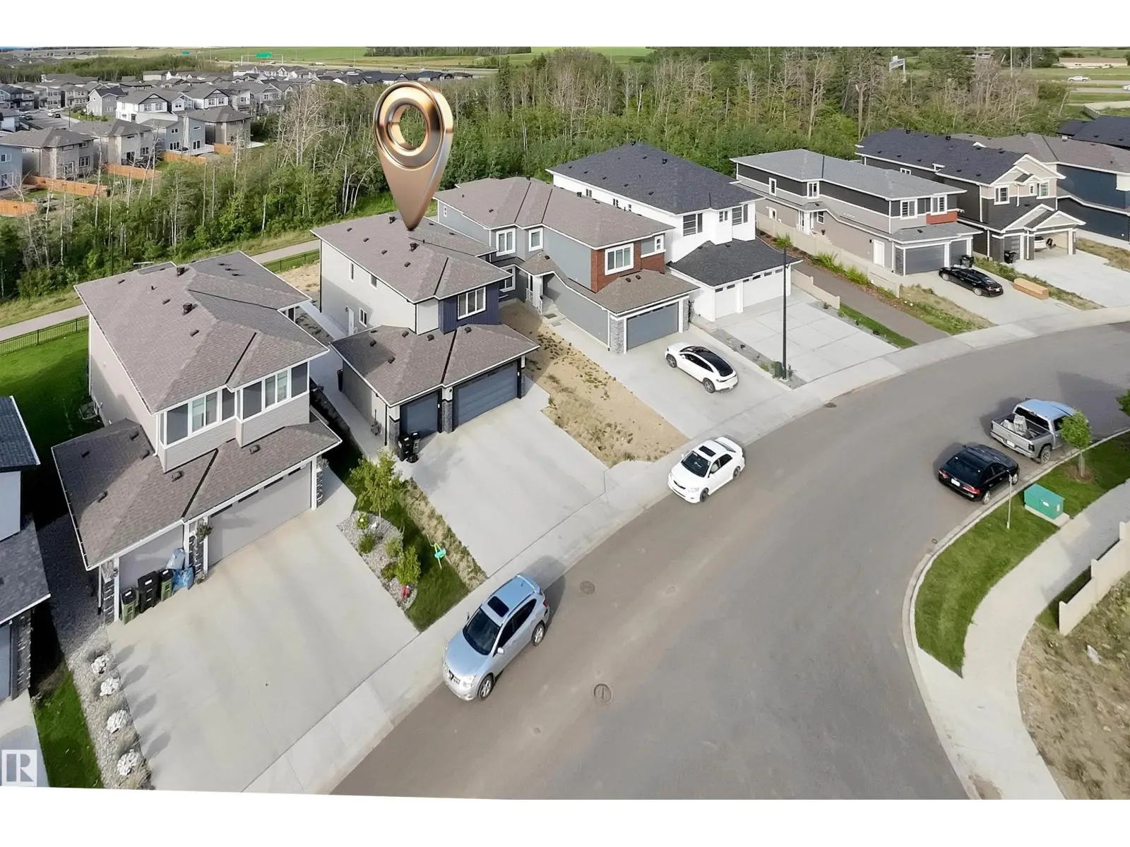 348 33 AV NW