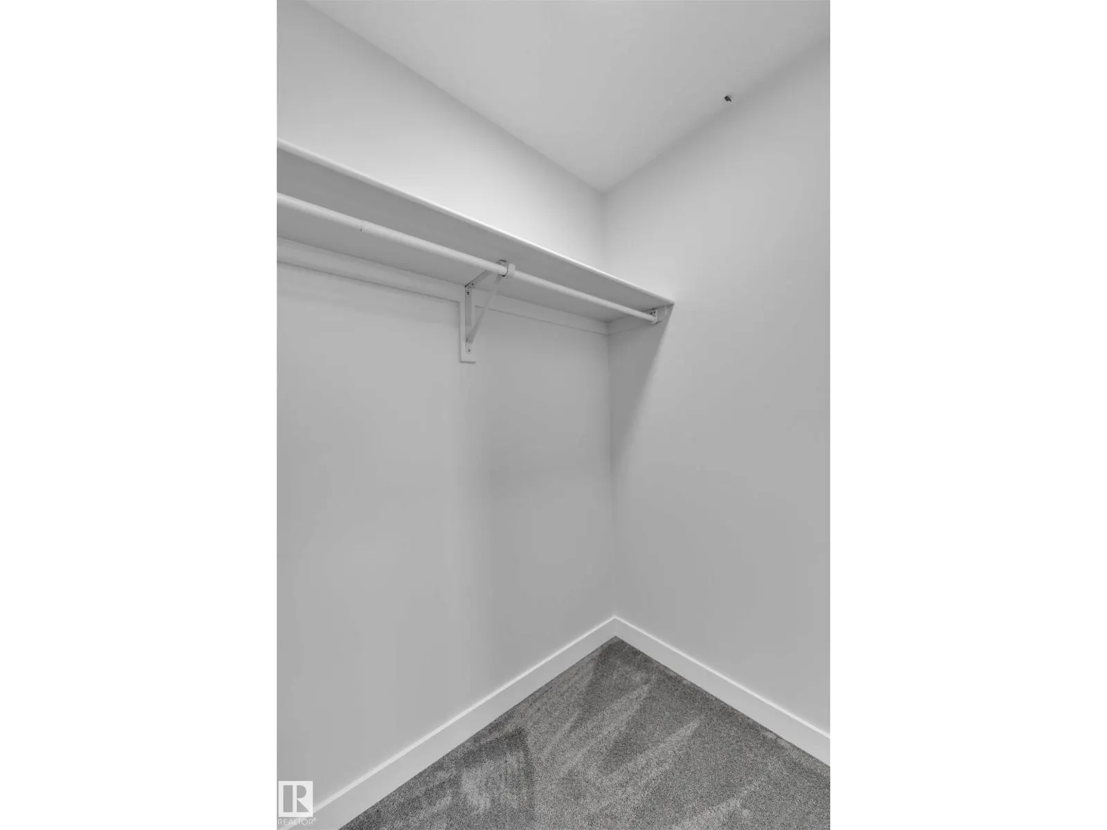 348 33 AV NW