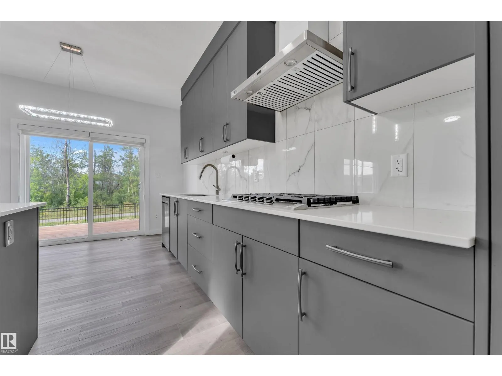 348 33 AV NW