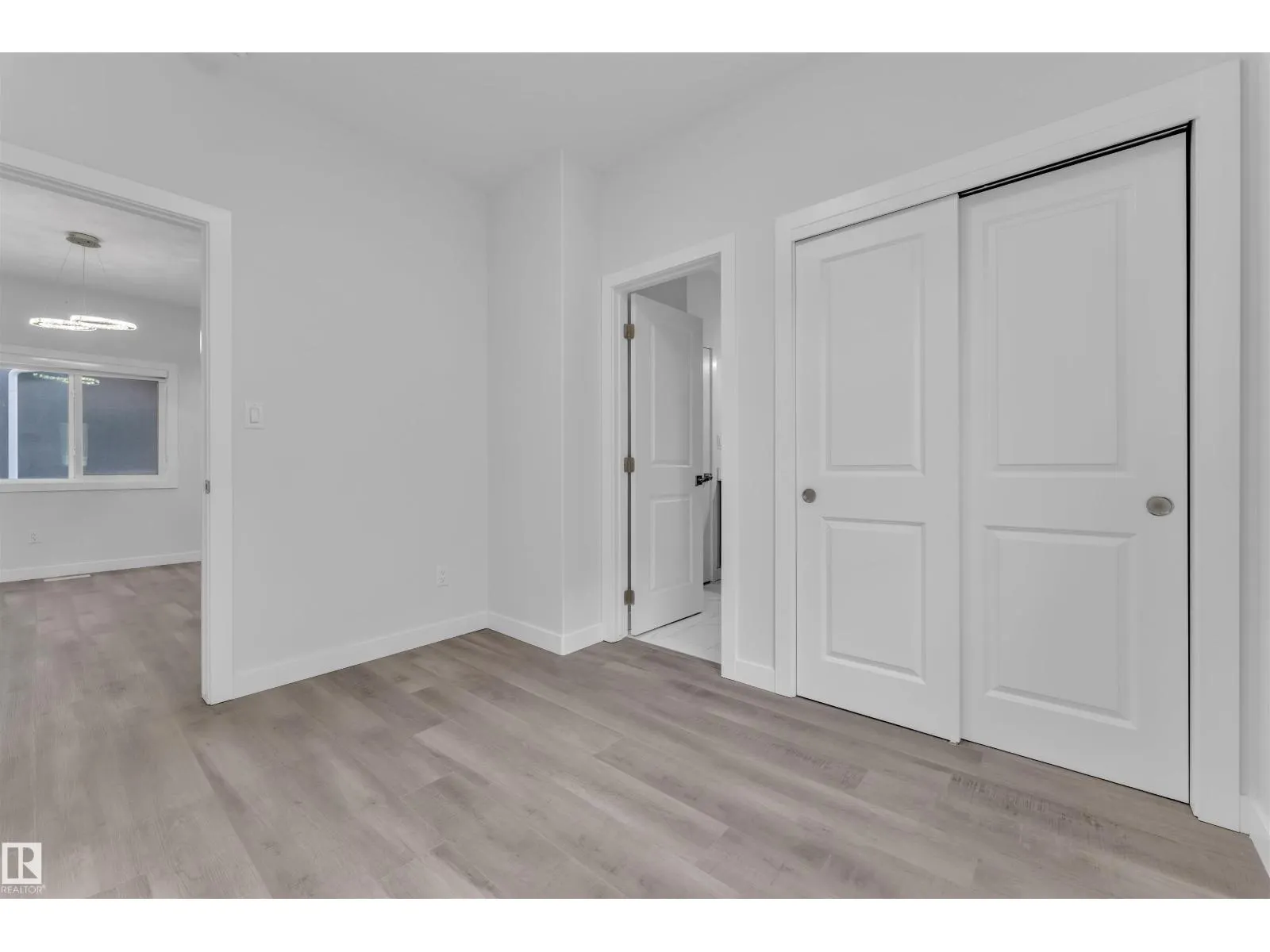 348 33 AV NW