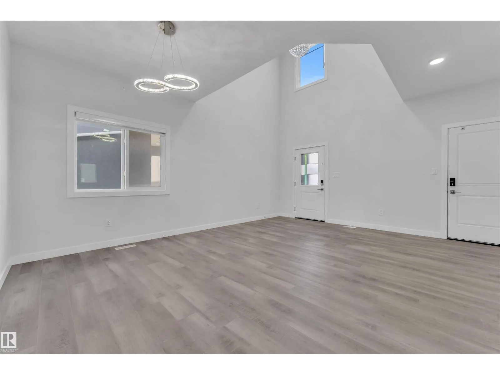 348 33 AV NW