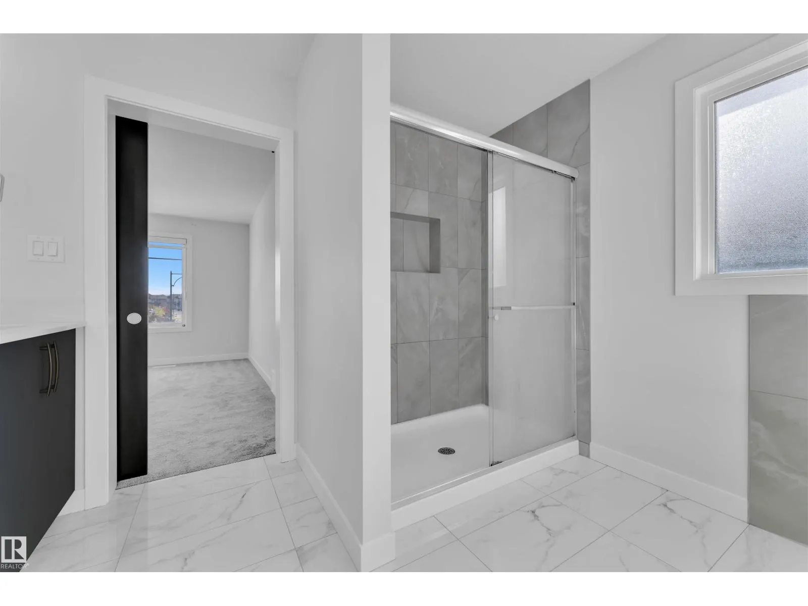 348 33 AV NW