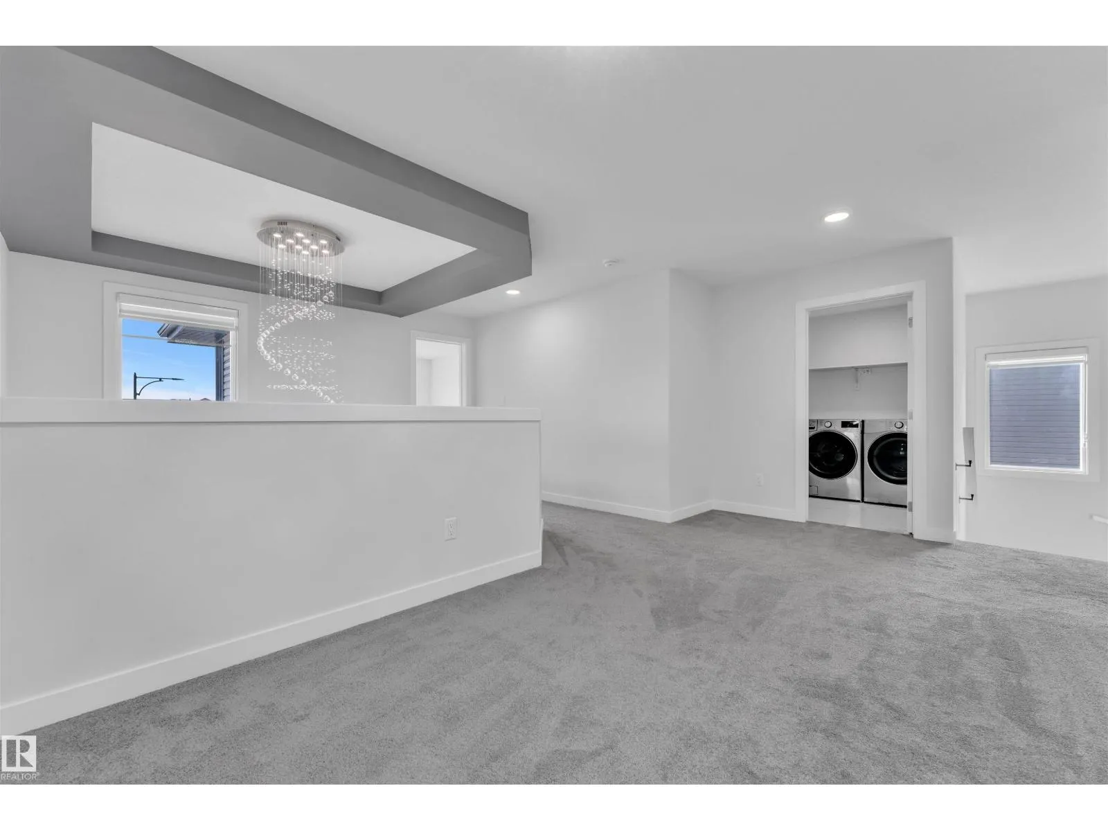 348 33 AV NW
