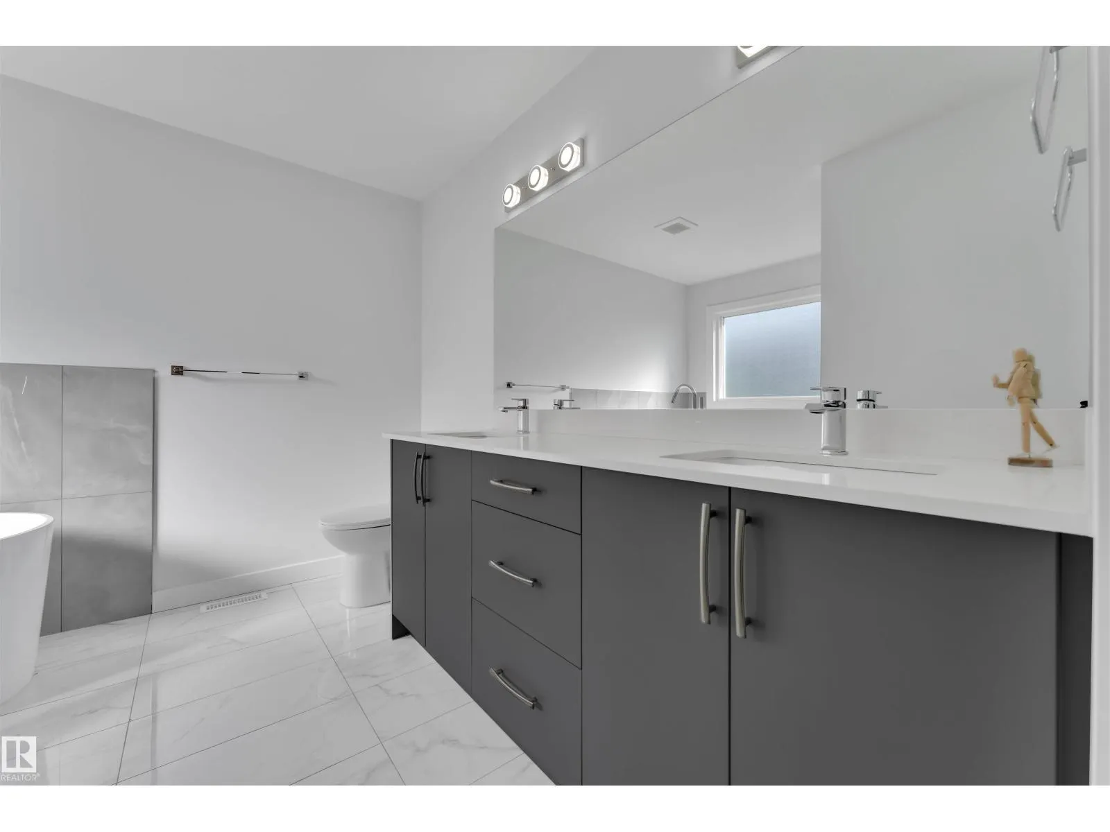 348 33 AV NW