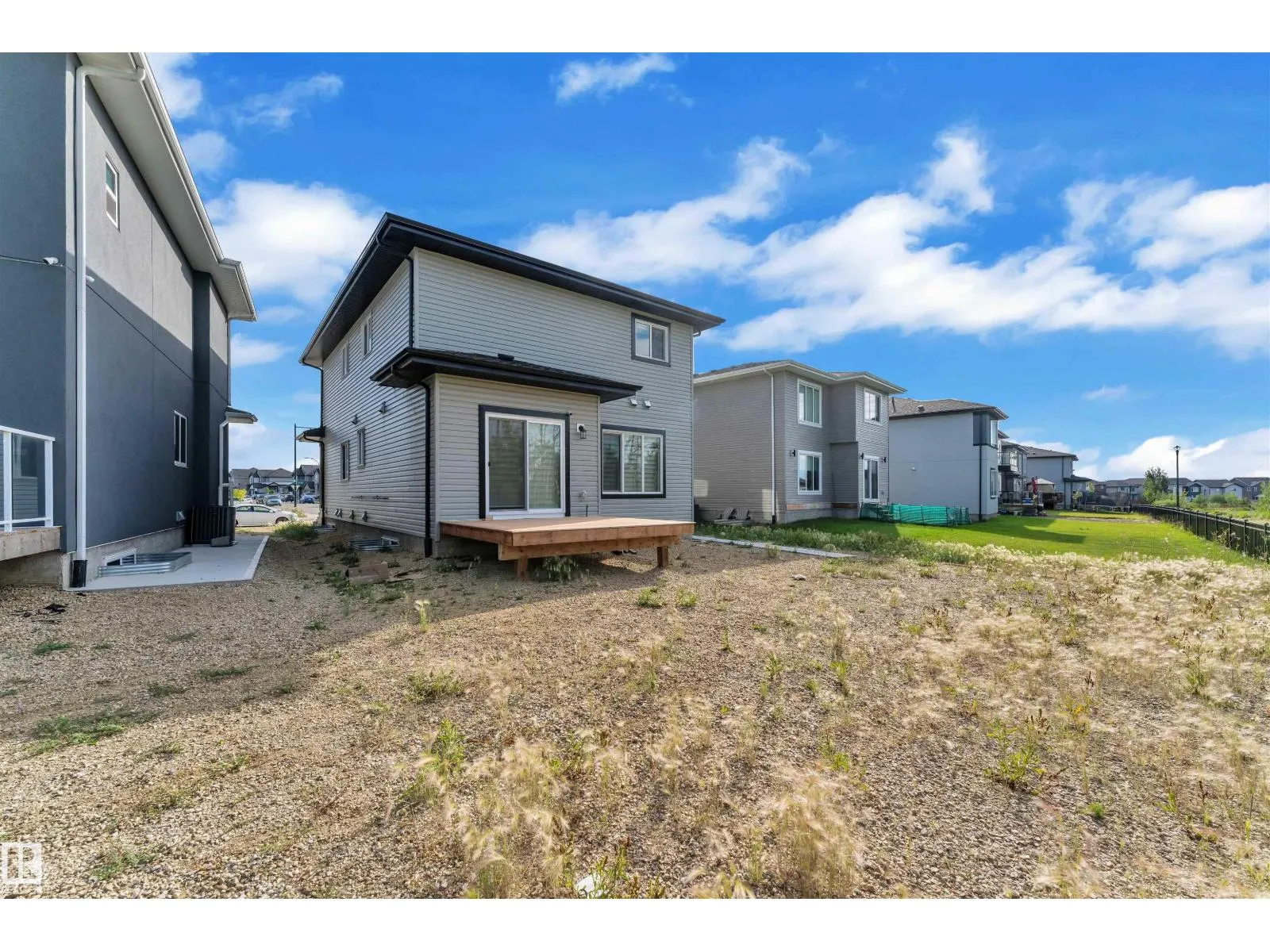 348 33 AV NW