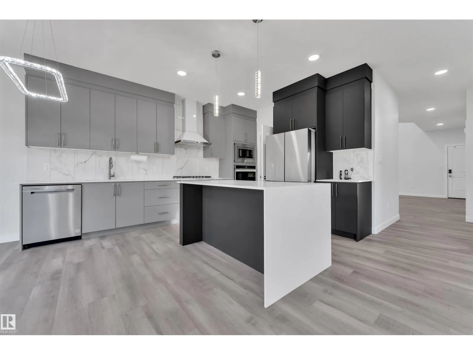 348 33 AV NW