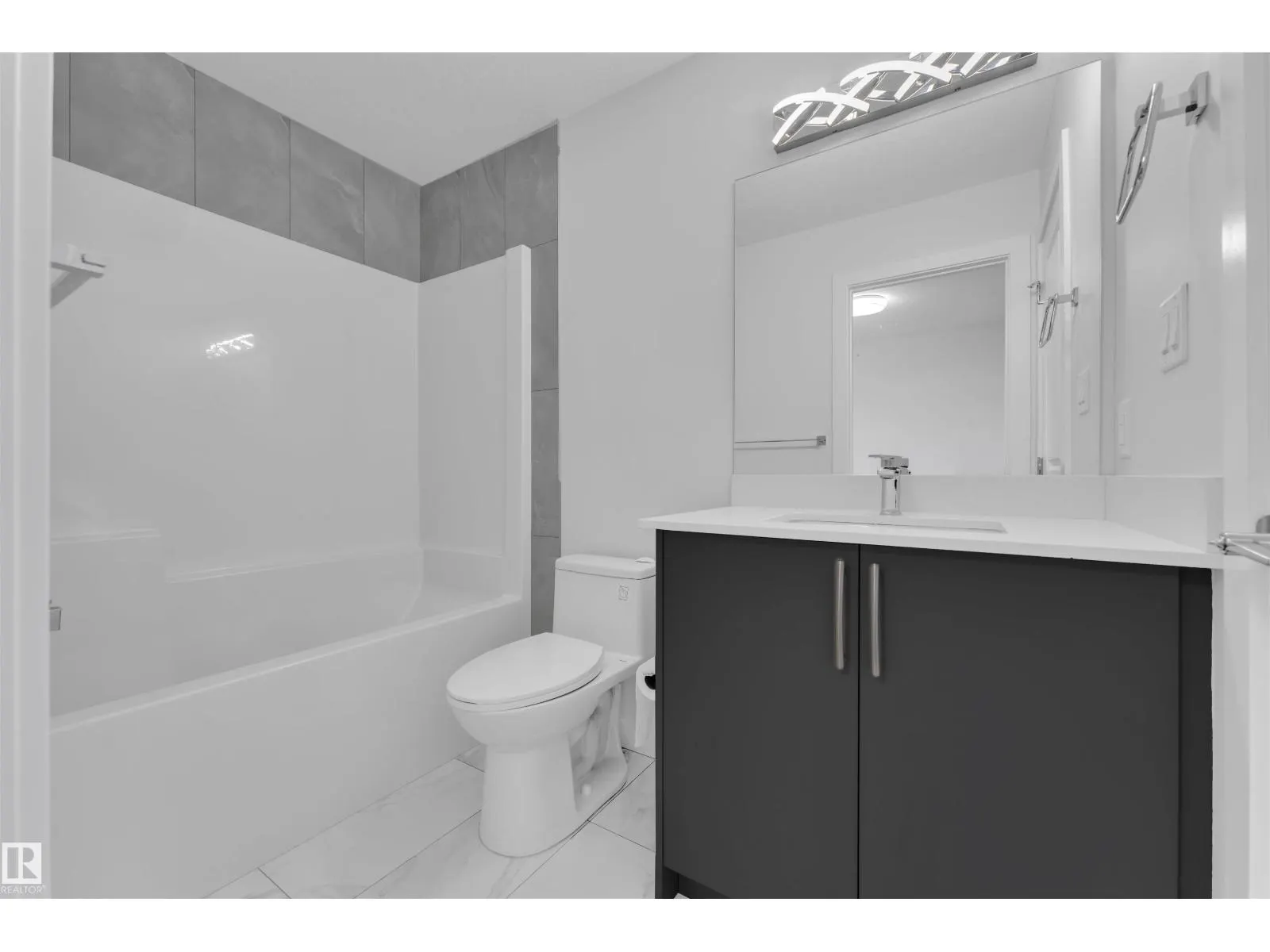 348 33 AV NW