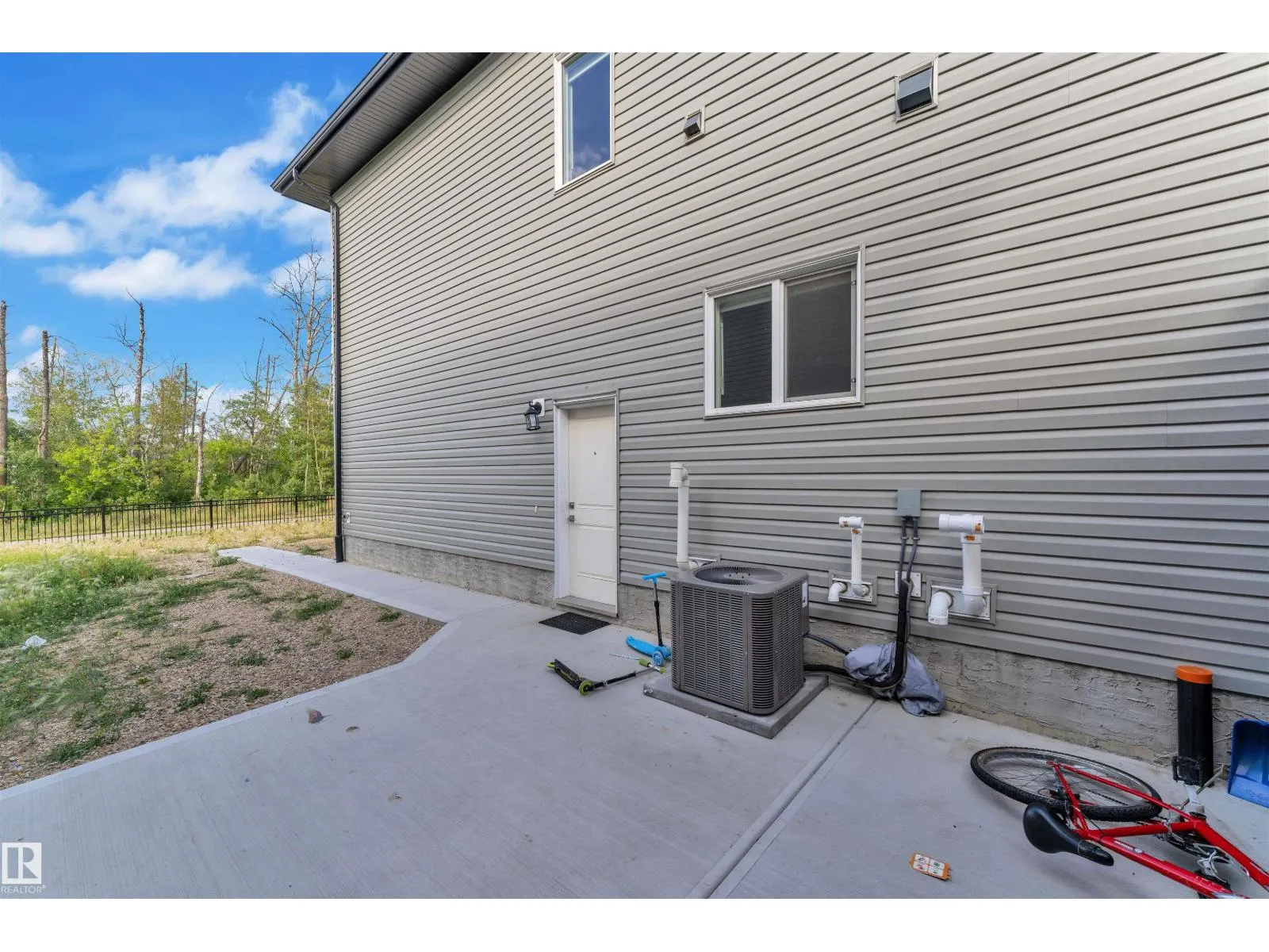 348 33 AV NW