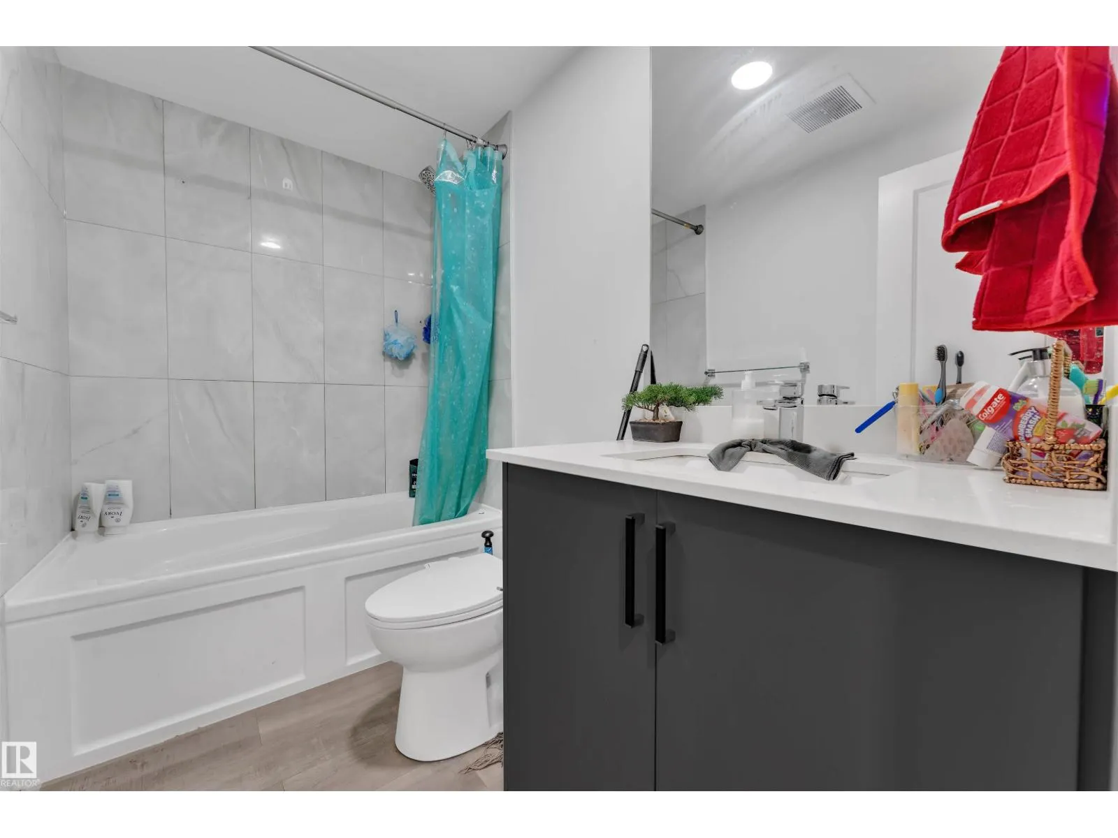 348 33 AV NW