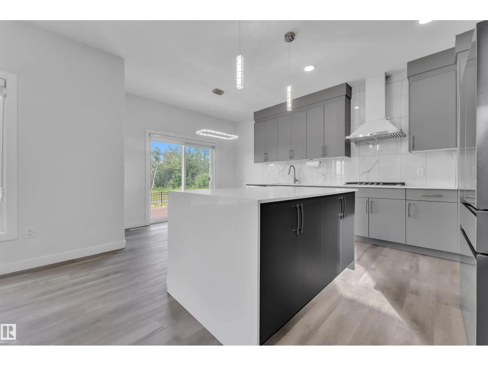 348 33 AV NW
