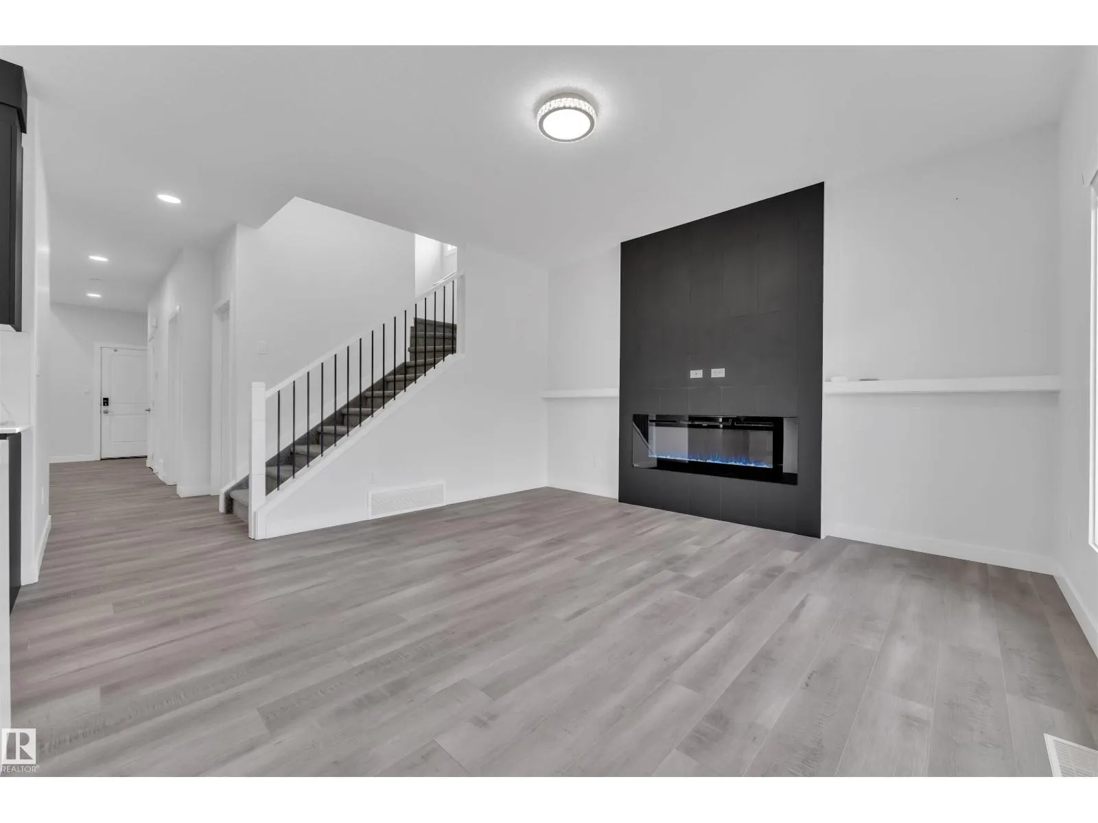 348 33 AV NW