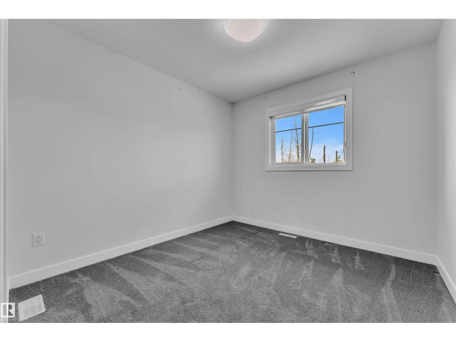 348 33 AV NW