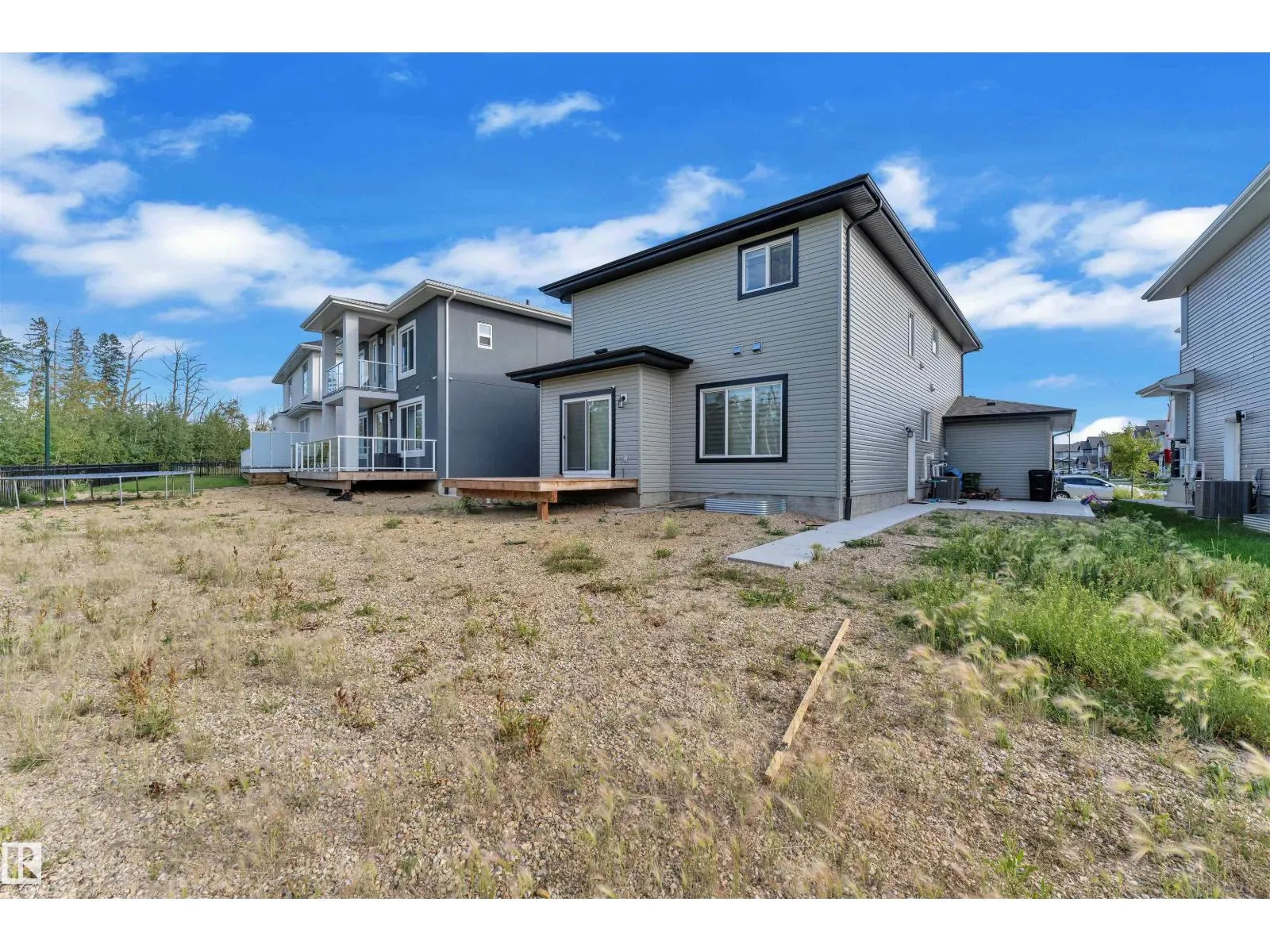 348 33 AV NW