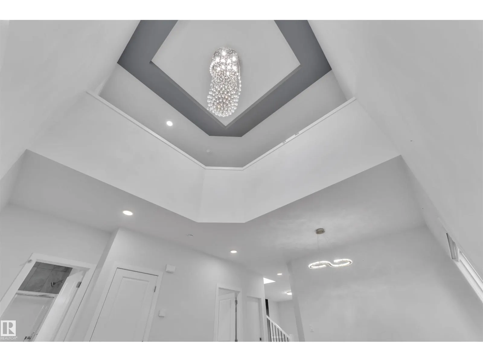 348 33 AV NW