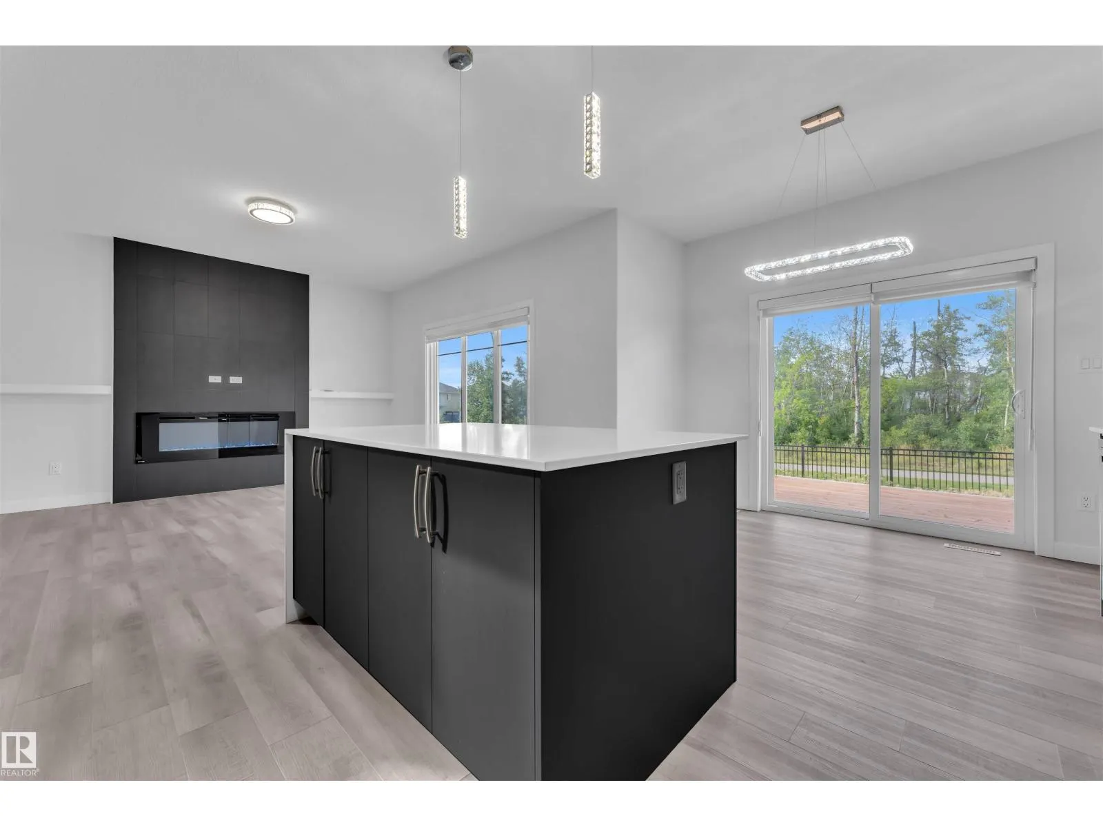348 33 AV NW