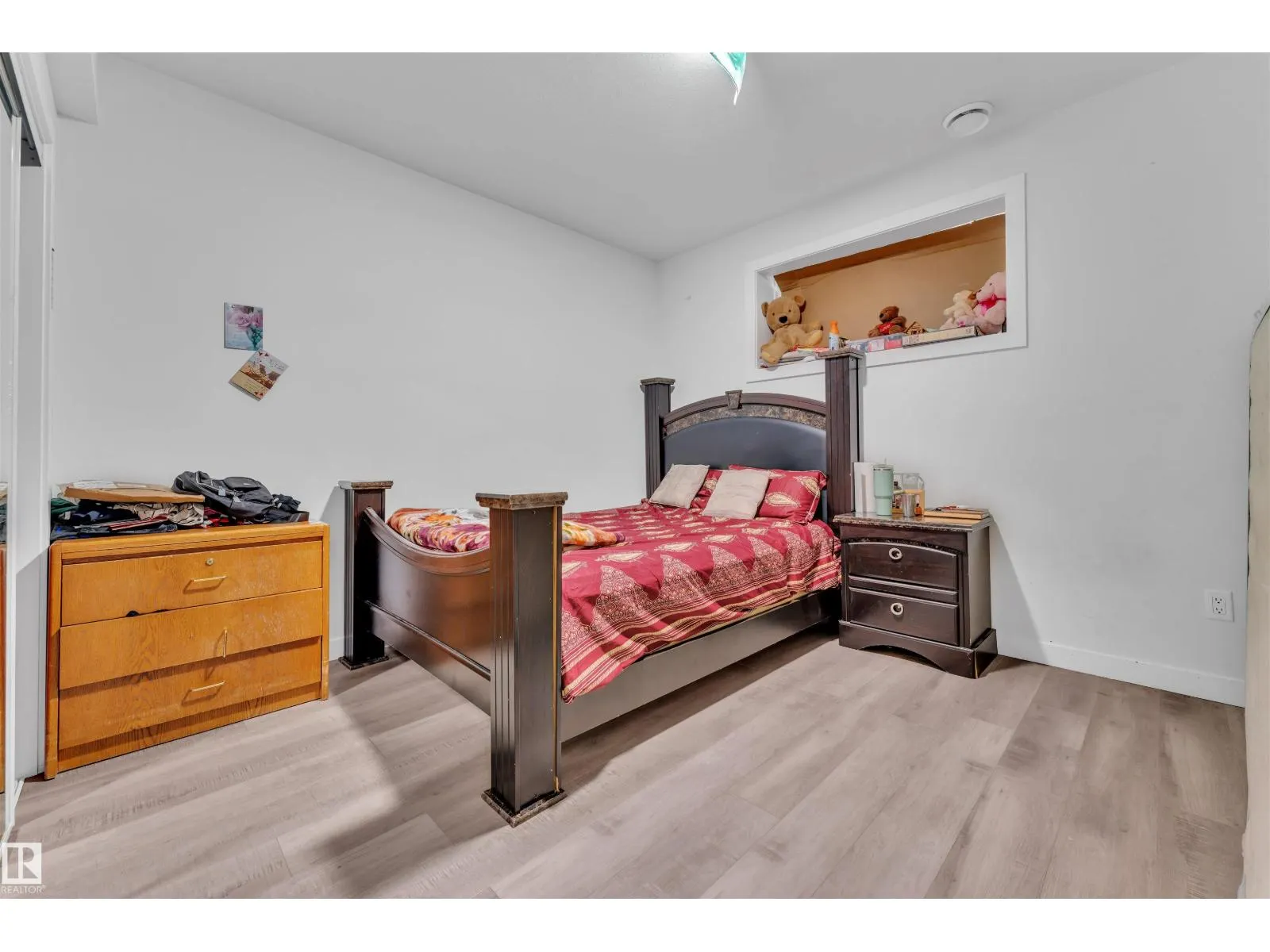 348 33 AV NW